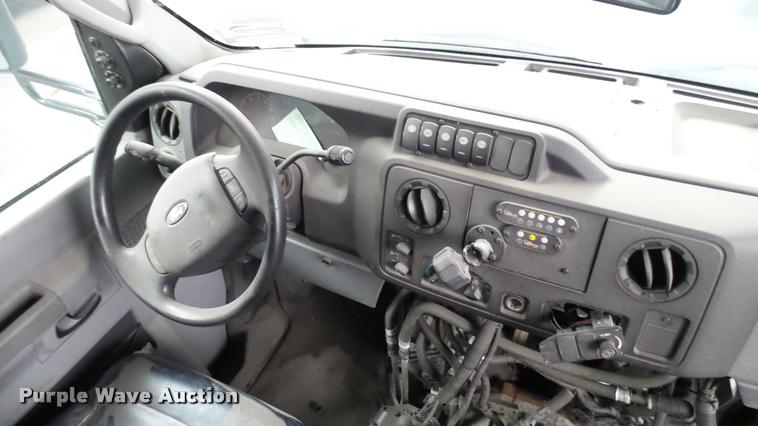 image for item L2396 2009 Ford E450 Super Duty shuttle bus