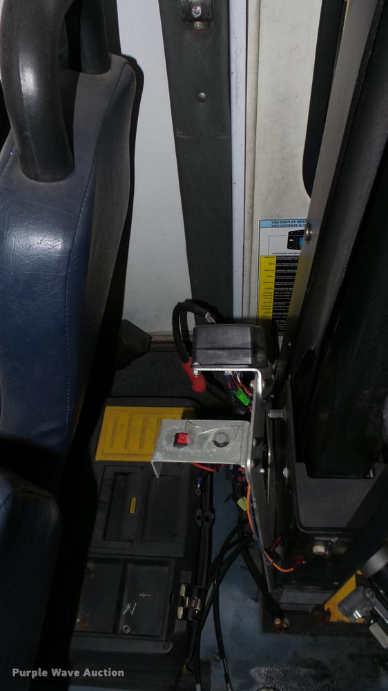 image for item L2396 2009 Ford E450 Super Duty shuttle bus