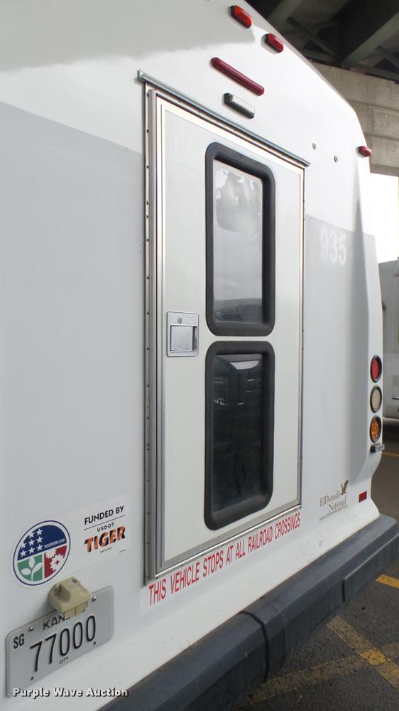 image for item L2396 2009 Ford E450 Super Duty shuttle bus