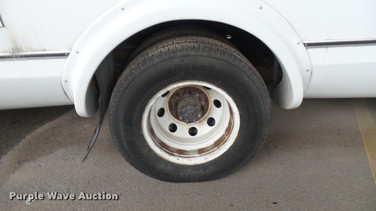 image for item L2396 2009 Ford E450 Super Duty shuttle bus