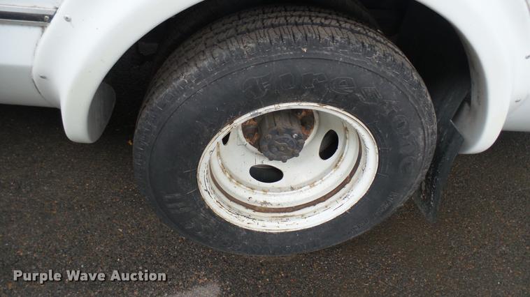 image for item L2396 2009 Ford E450 Super Duty shuttle bus