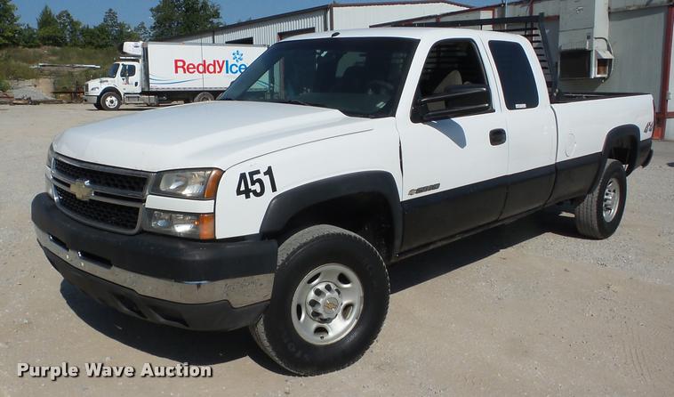 image for item BZ9543 2006 Chevrolet Silverado 2500HD Ext. Cab pickup truck