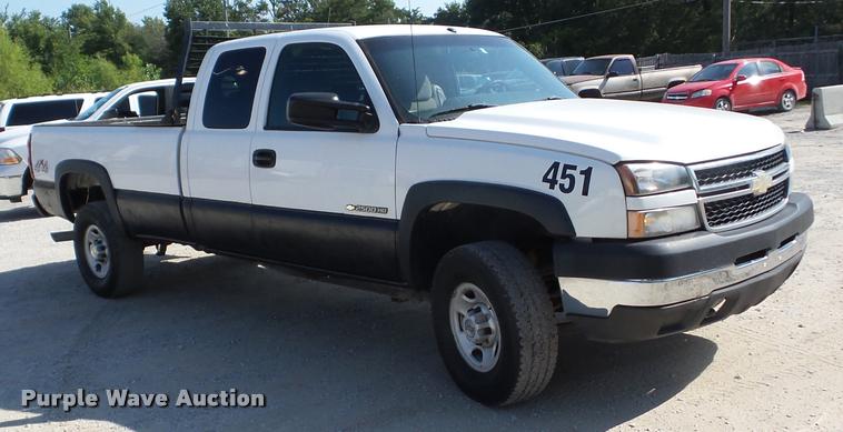 image for item BZ9543 2006 Chevrolet Silverado 2500HD Ext. Cab pickup truck
