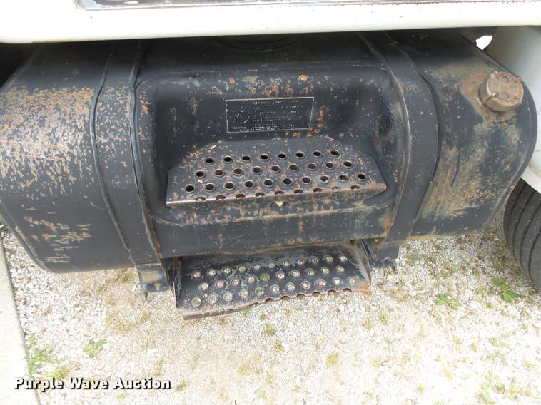 image for item DA2738 1990 International 4700 dump truck