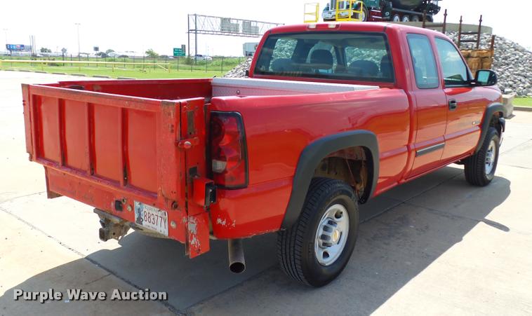 image for item DB4126 2004 Chevrolet Silverado 2500HD Ext. Cab pickup truck