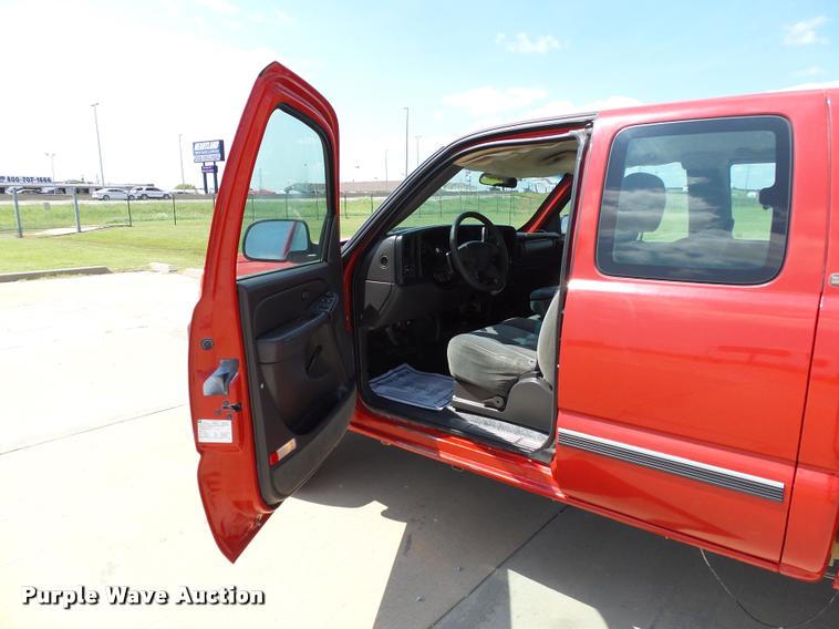 image for item DB4126 2004 Chevrolet Silverado 2500HD Ext. Cab pickup truck