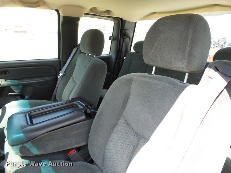 image for item DB4126 2004 Chevrolet Silverado 2500HD Ext. Cab pickup truck