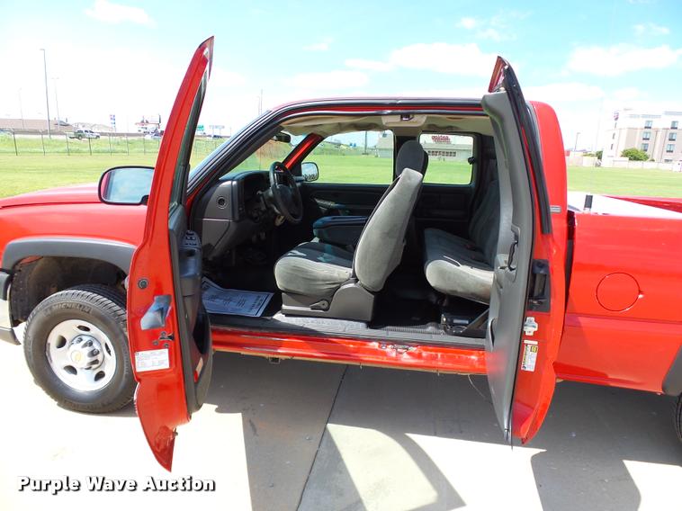 image for item DB4126 2004 Chevrolet Silverado 2500HD Ext. Cab pickup truck