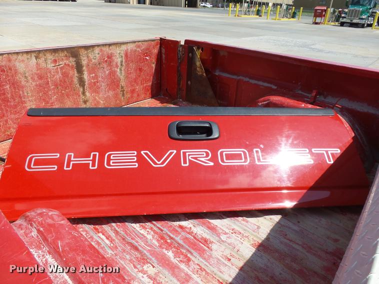 image for item DB4126 2004 Chevrolet Silverado 2500HD Ext. Cab pickup truck