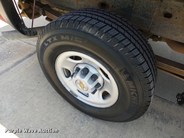 image for item DB4126 2004 Chevrolet Silverado 2500HD Ext. Cab pickup truck