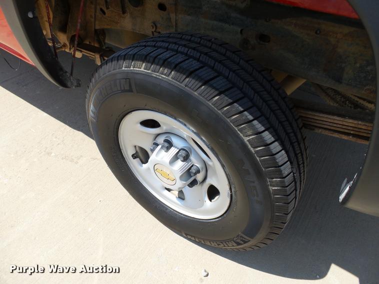 image for item DB4126 2004 Chevrolet Silverado 2500HD Ext. Cab pickup truck