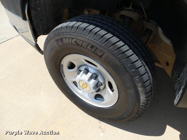 image for item DB4126 2004 Chevrolet Silverado 2500HD Ext. Cab pickup truck