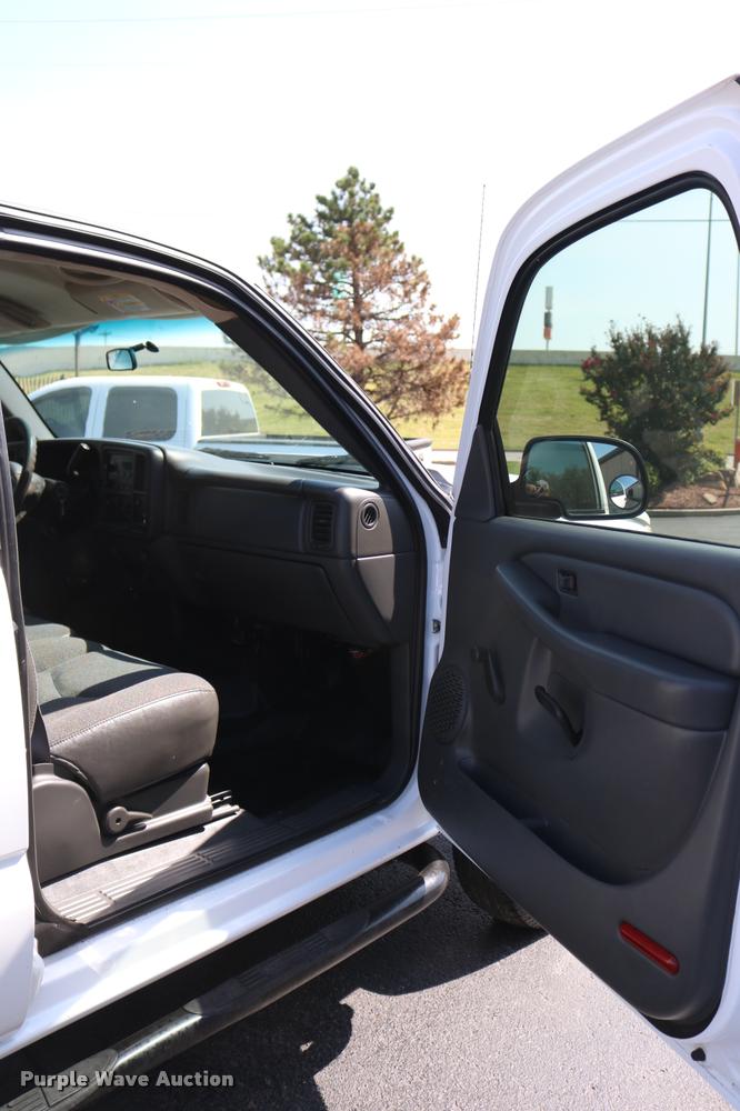 image for item DB4139 2006 Chevrolet Silverado 2500HD Ext. Cab pickup truck