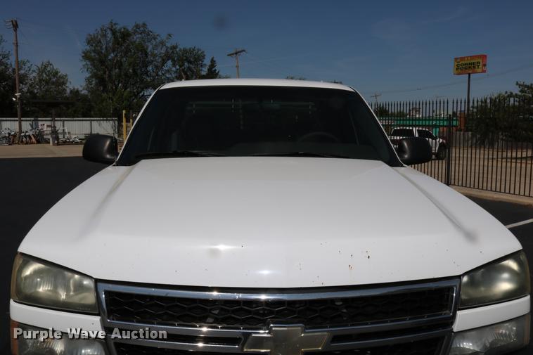 image for item DB4139 2006 Chevrolet Silverado 2500HD Ext. Cab pickup truck