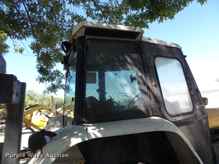 image for item DB5869 1997 New Holland 7740 tractor