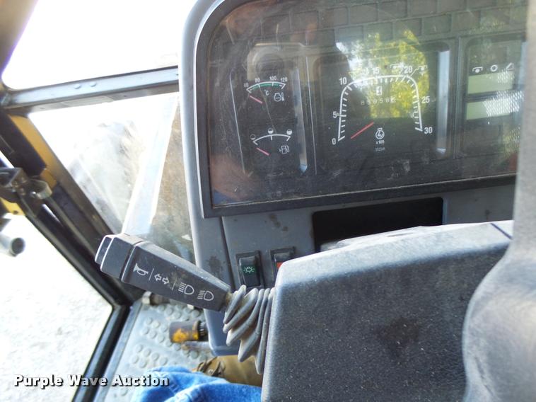 image for item DB5869 1997 New Holland 7740 tractor