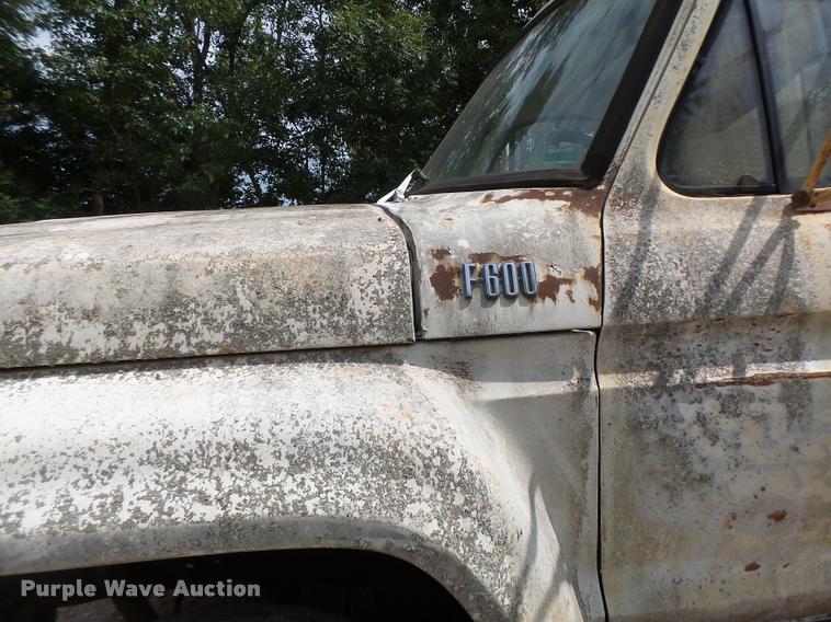 image for item DB5878 1976 Ford F600 bucket truck