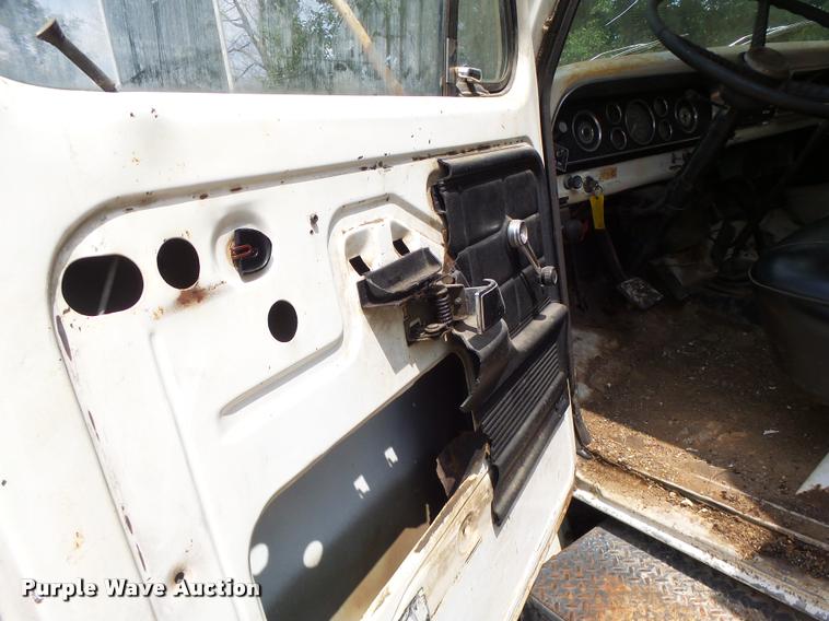 image for item DB5878 1976 Ford F600 bucket truck