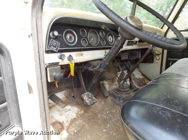 image for item DB5878 1976 Ford F600 bucket truck