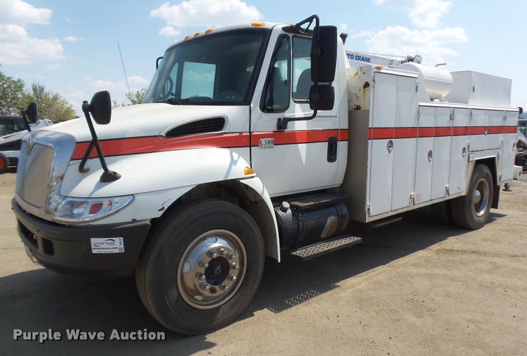 image for item DB6236 2006 International DuraStar 4300 service truck with crane