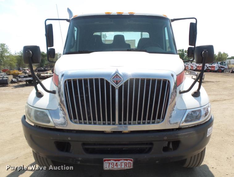 image for item DB6236 2006 International DuraStar 4300 service truck with crane