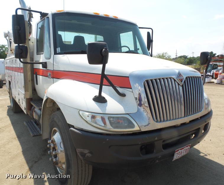 image for item DB6236 2006 International DuraStar 4300 service truck with crane
