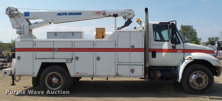 image for item DB6236 2006 International DuraStar 4300 service truck with crane