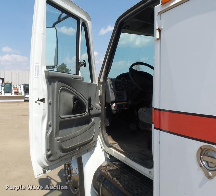 image for item DB6236 2006 International DuraStar 4300 service truck with crane