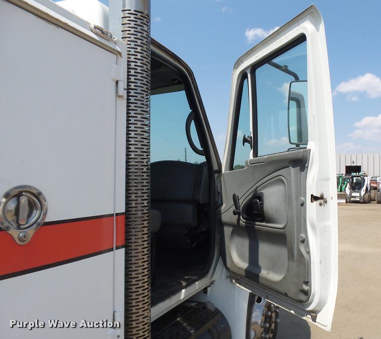 image for item DB6236 2006 International DuraStar 4300 service truck with crane