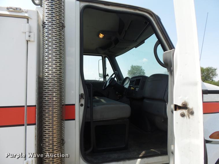 image for item DB6236 2006 International DuraStar 4300 service truck with crane