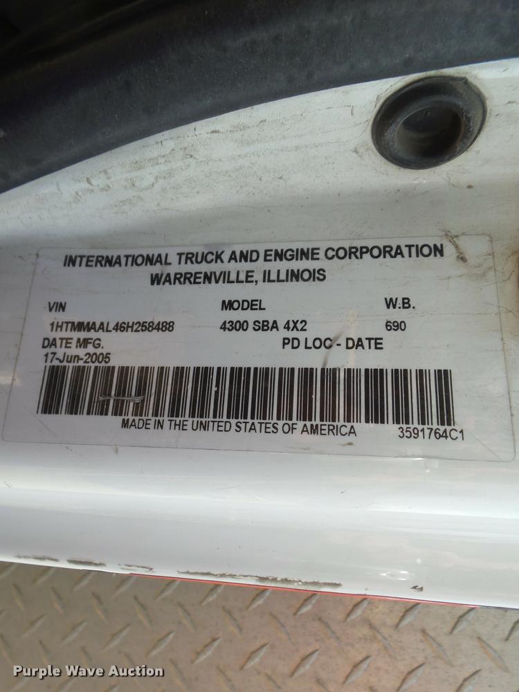 image for item DB6236 2006 International DuraStar 4300 service truck with crane