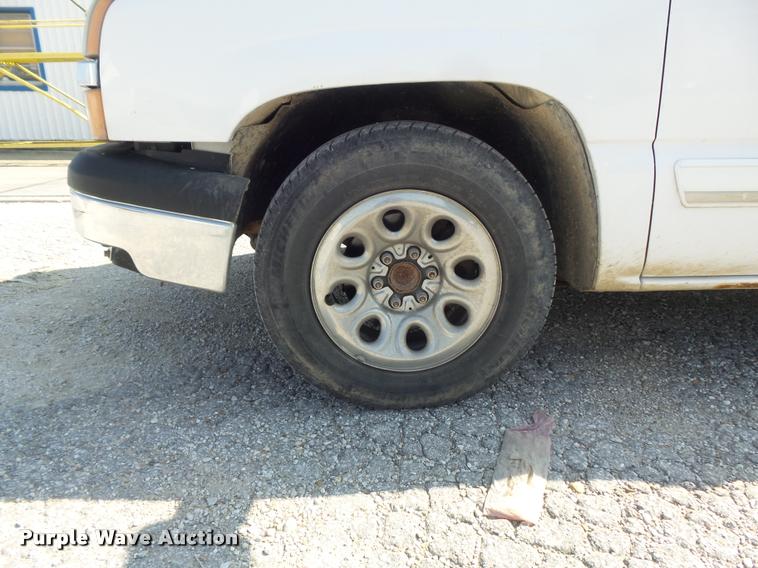 image for item DB6452 2005 Chevrolet Silverado 1500 LS Crew Cab pickup truck