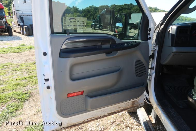 image for item DB6473 2004 Ford F250 Super Duty XLT Crew Cab pickup truck