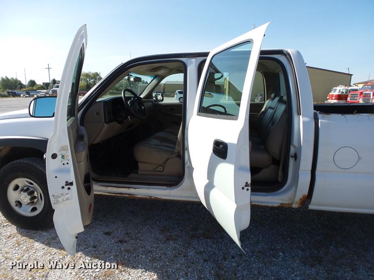 image for item DB7402 2004 Chevrolet Silverado 2500HD Crew Cab pickup truck