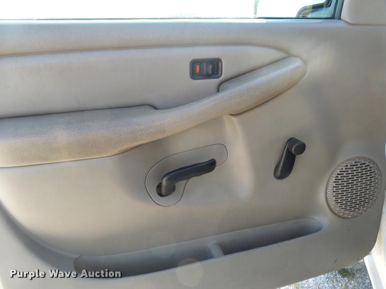 image for item DB7402 2004 Chevrolet Silverado 2500HD Crew Cab pickup truck