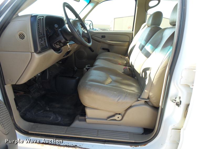 image for item DB7402 2004 Chevrolet Silverado 2500HD Crew Cab pickup truck