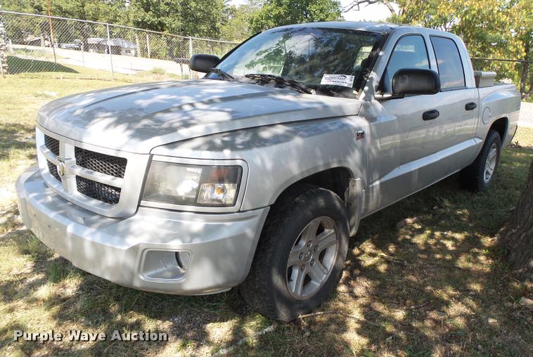 image for item DB7405 2010 Dodge Dakota Crew Cab pickup truck