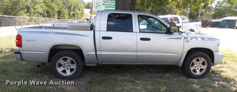 image for item DB7405 2010 Dodge Dakota Crew Cab pickup truck