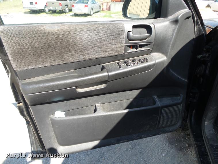 image for item DB7410 2004 Dodge Dakota SLT Quad Cab pickup truck