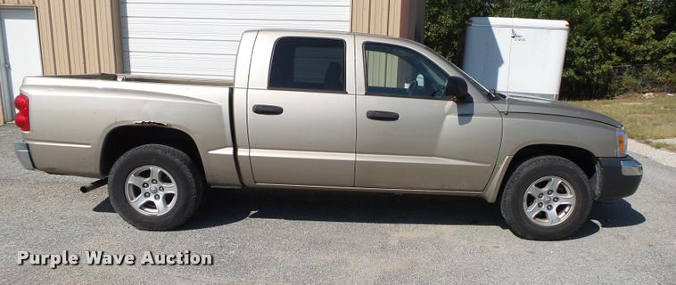 image for item DB7412 2005 Dodge Dakota SLT Quad Cab pickup truck
