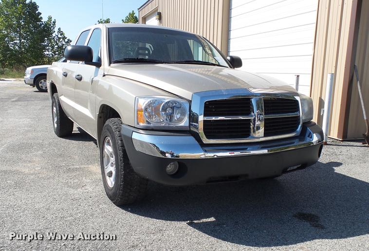 image for item DB7412 2005 Dodge Dakota SLT Quad Cab pickup truck