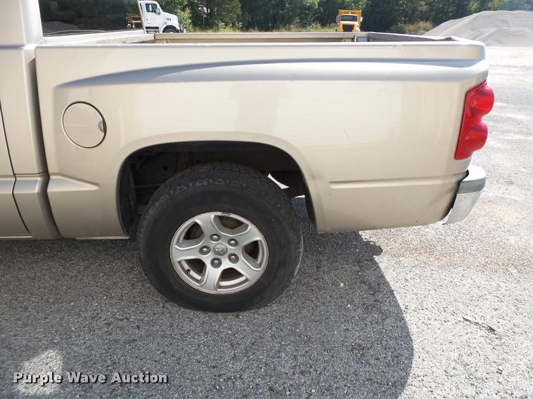 image for item DB7412 2005 Dodge Dakota SLT Quad Cab pickup truck