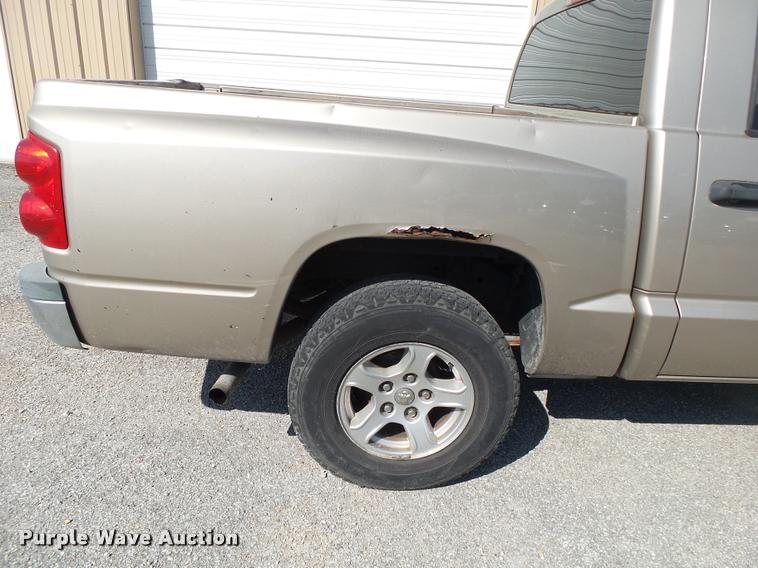 image for item DB7412 2005 Dodge Dakota SLT Quad Cab pickup truck