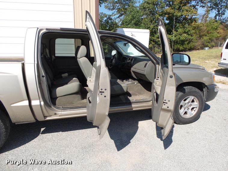 image for item DB7412 2005 Dodge Dakota SLT Quad Cab pickup truck