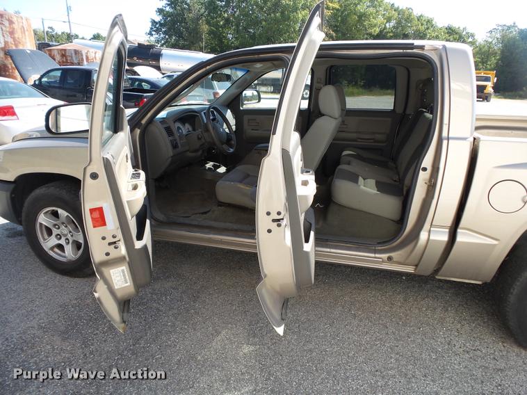 image for item DB7412 2005 Dodge Dakota SLT Quad Cab pickup truck