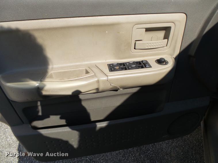 image for item DB7412 2005 Dodge Dakota SLT Quad Cab pickup truck