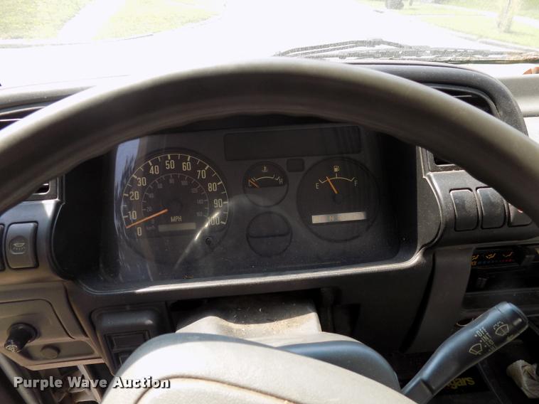 image for item DC4927 2002 GMC W3500 box truck