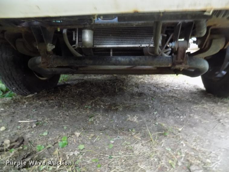 image for item DC4927 2002 GMC W3500 box truck