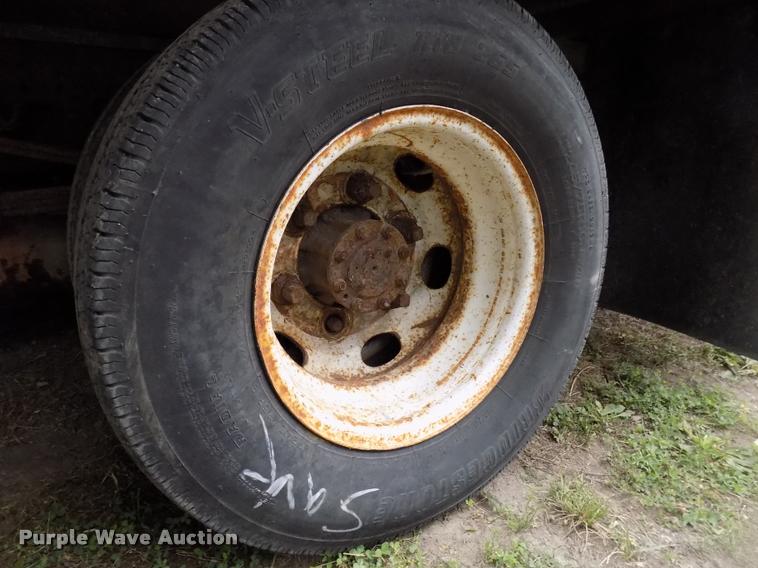 image for item DC4927 2002 GMC W3500 box truck