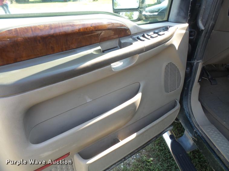 image for item DC5365 2003 Ford F350 Super Duty Crew Cab pickup truck